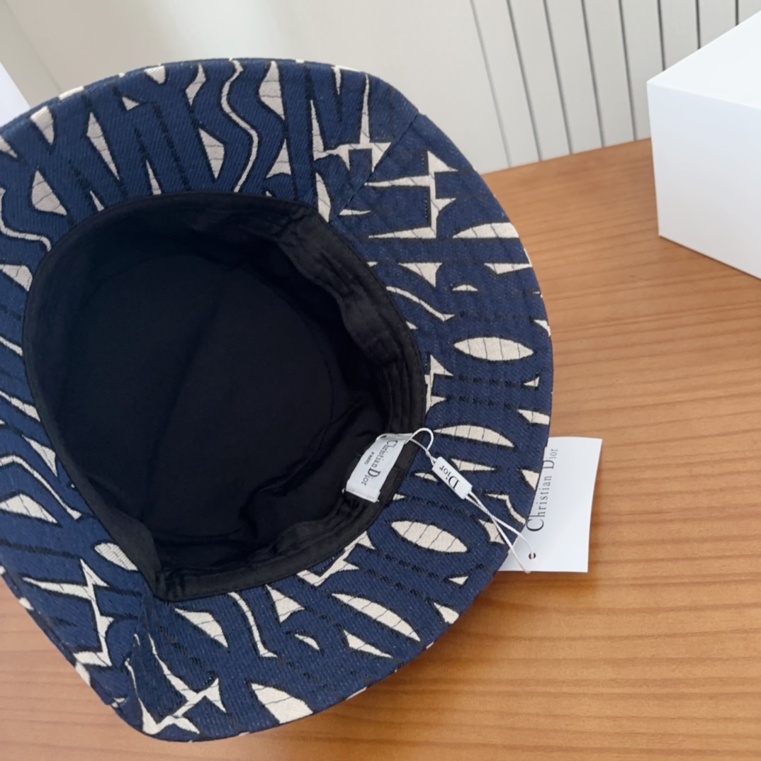 

Dior 迪奥 新款原单渔夫帽， 精致純也格调很有感觉，很酷很时尚，专柜断货热门，质量超赞