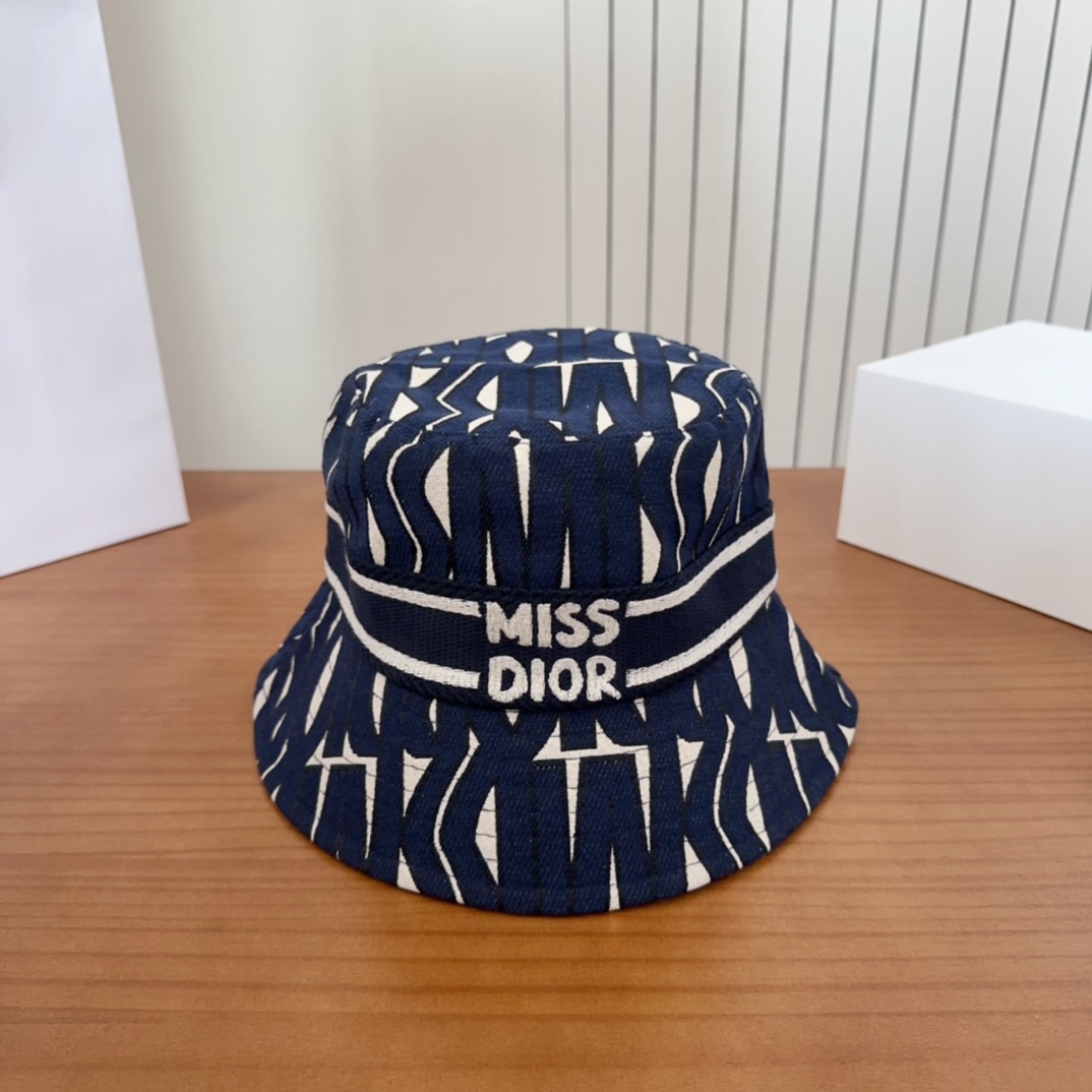 

Dior 迪奥 新款原单渔夫帽， 精致純也格调很有感觉，很酷很时尚，专柜断货热门，质量超赞