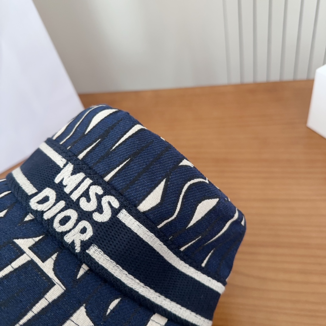 

Dior 迪奥 新款原单渔夫帽， 精致純也格调很有感觉，很酷很时尚，专柜断货热门，质量超赞