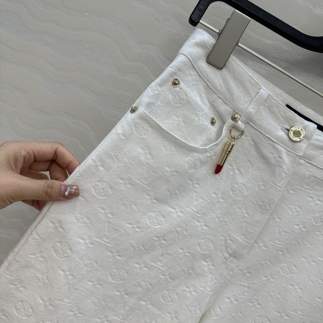 独家首发❤️ 爆单推荐，L25s春夏新品SProty系列，白色MONOGRAM老花logo牛仔长裤！口红