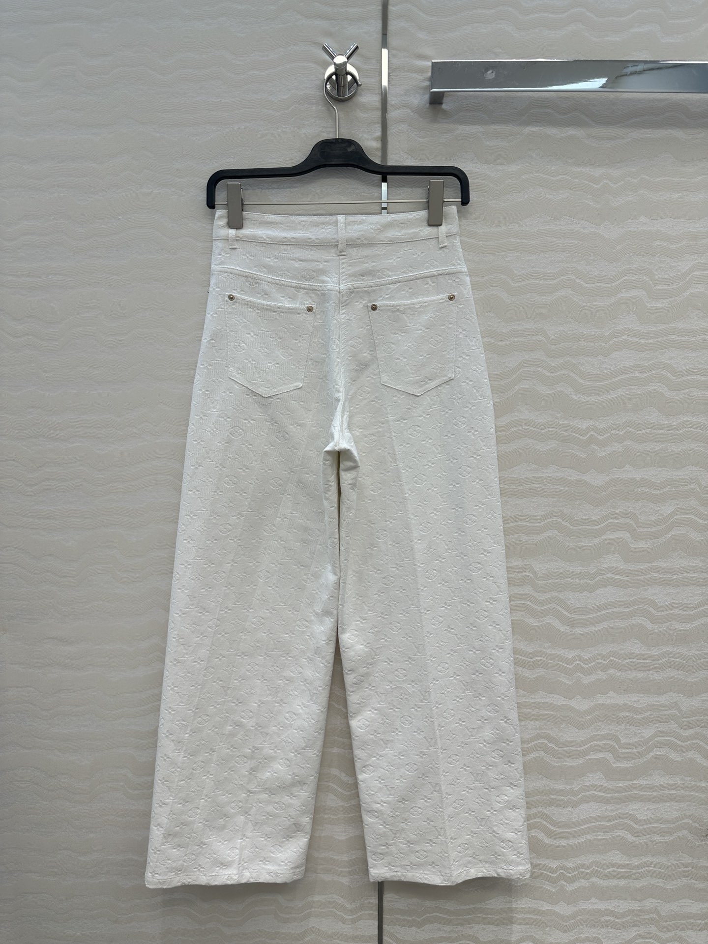 独家首发❤️ 爆单推荐，L25s春夏新品SProty系列，白色MONOGRAM老花logo牛仔长裤！口红