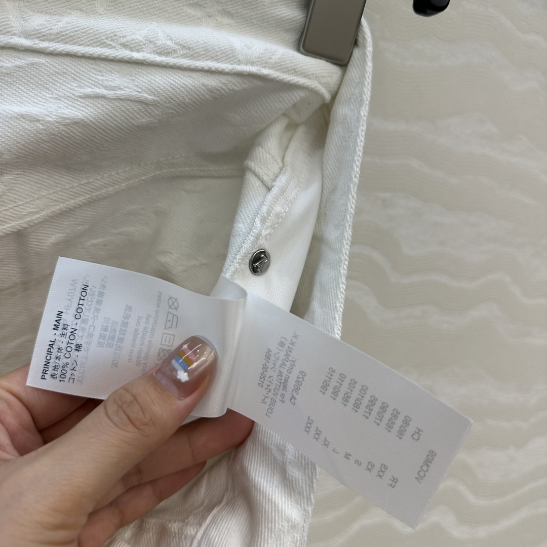 独家首发❤️ 爆单推荐，L25s春夏新品SProty系列，白色MONOGRAM老花logo牛仔长裤！口红