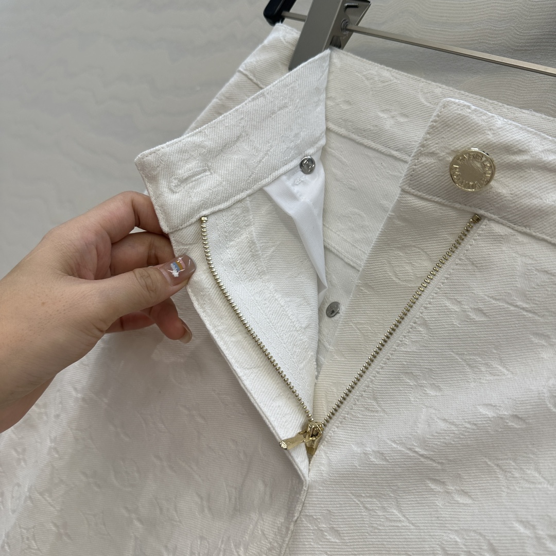 独家首发❤️ 爆单推荐，L25s春夏新品SProty系列，白色MONOGRAM老花logo牛仔长裤！口红