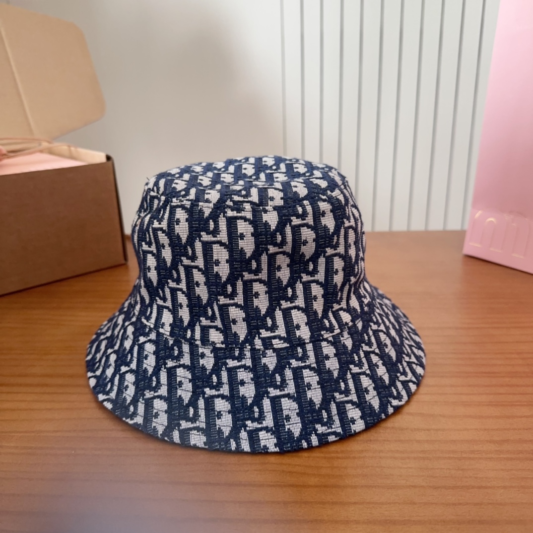 

Dio*经典老花双面渔夫帽 
zg已售罄 一帽难求 
经典的老花图案布满整顶帽子 反面是纯黑色 双面