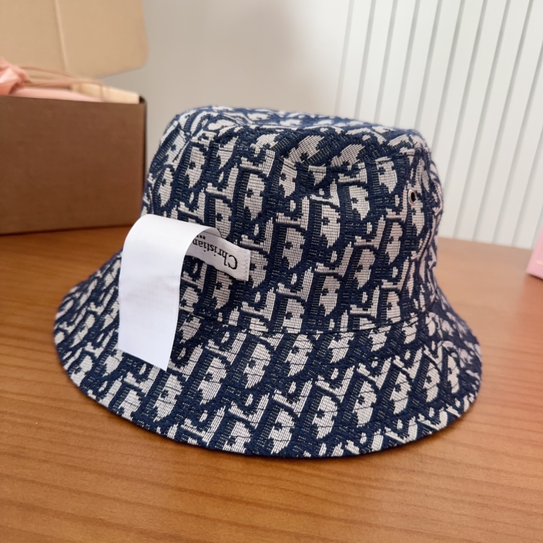 

Dio*经典老花双面渔夫帽 
zg已售罄 一帽难求 
经典的老花图案布满整顶帽子 反面是纯黑色 双面