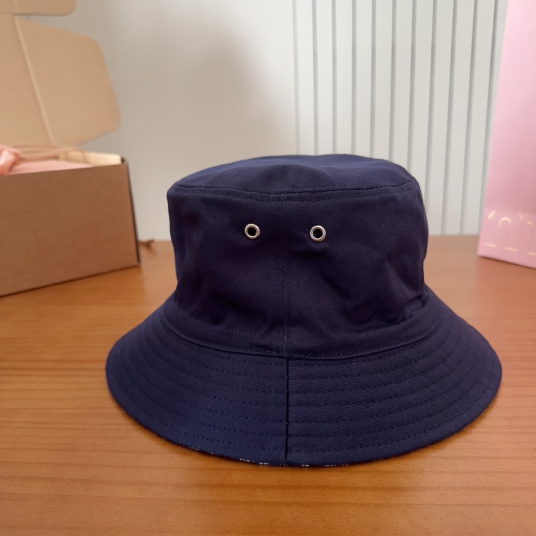 

Dio*经典老花双面渔夫帽 
zg已售罄 一帽难求 
经典的老花图案布满整顶帽子 反面是纯黑色 双面