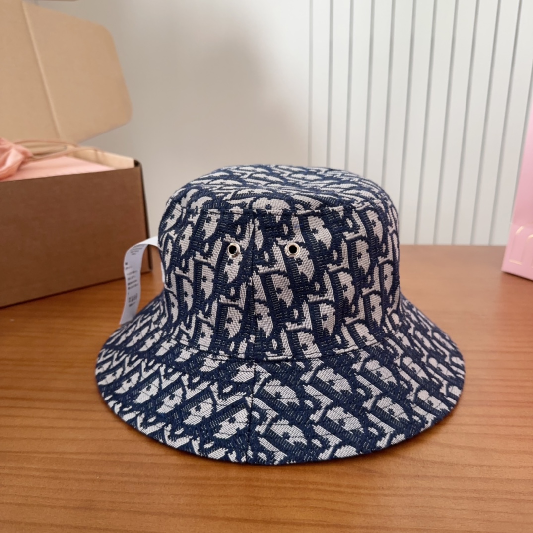 

Dio*经典老花双面渔夫帽 
zg已售罄 一帽难求 
经典的老花图案布满整顶帽子 反面是纯黑色 双面