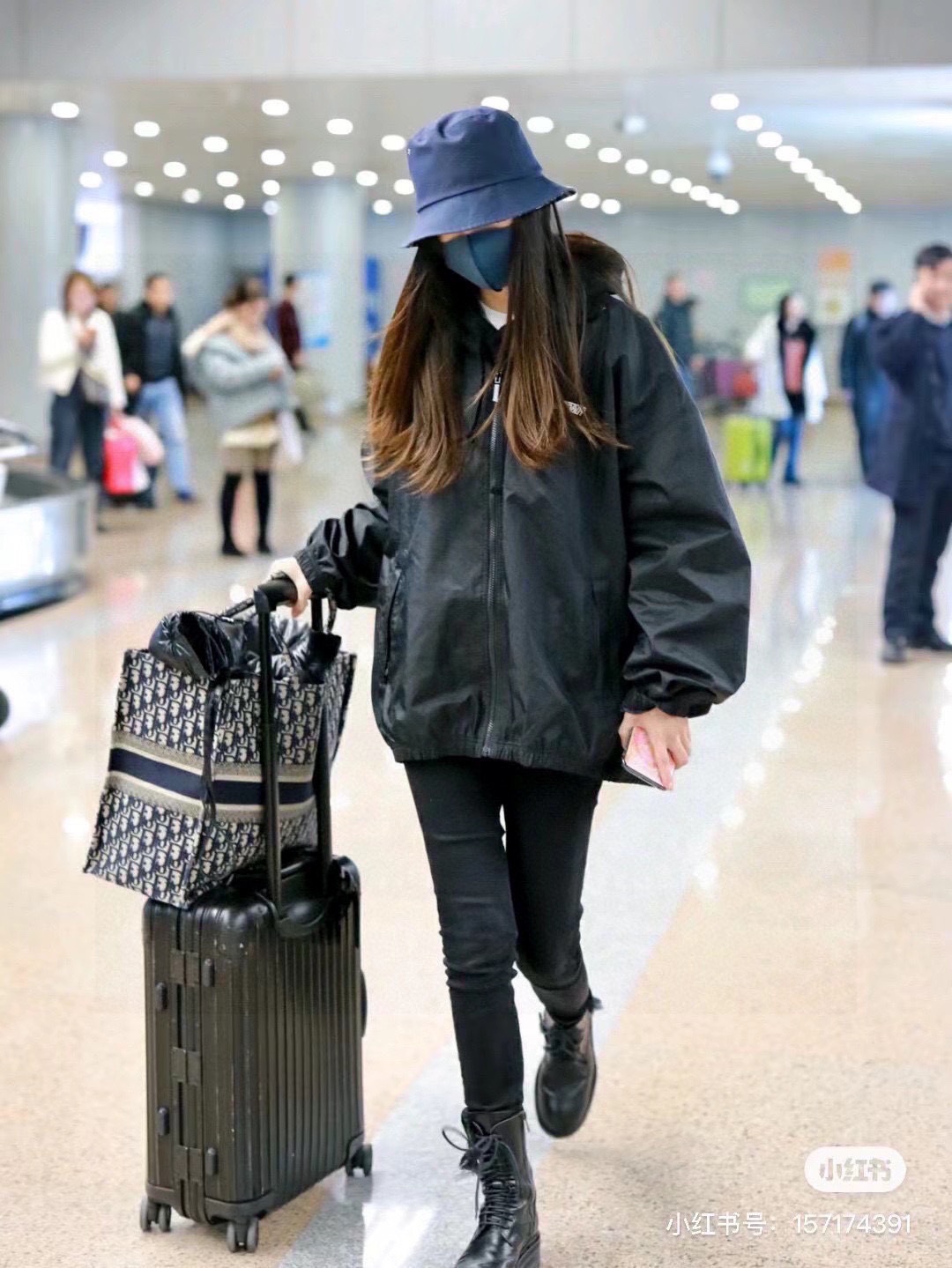 

Dio*经典老花双面渔夫帽 
zg已售罄 一帽难求 
经典的老花图案布满整顶帽子 反面是纯黑色 双面