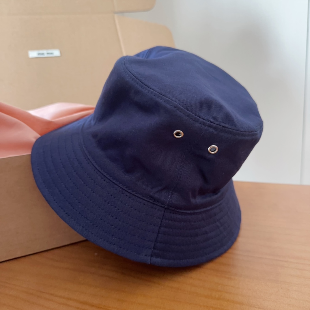 

Dio*经典老花双面渔夫帽 
zg已售罄 一帽难求 
经典的老花图案布满整顶帽子 反面是纯黑色 双面