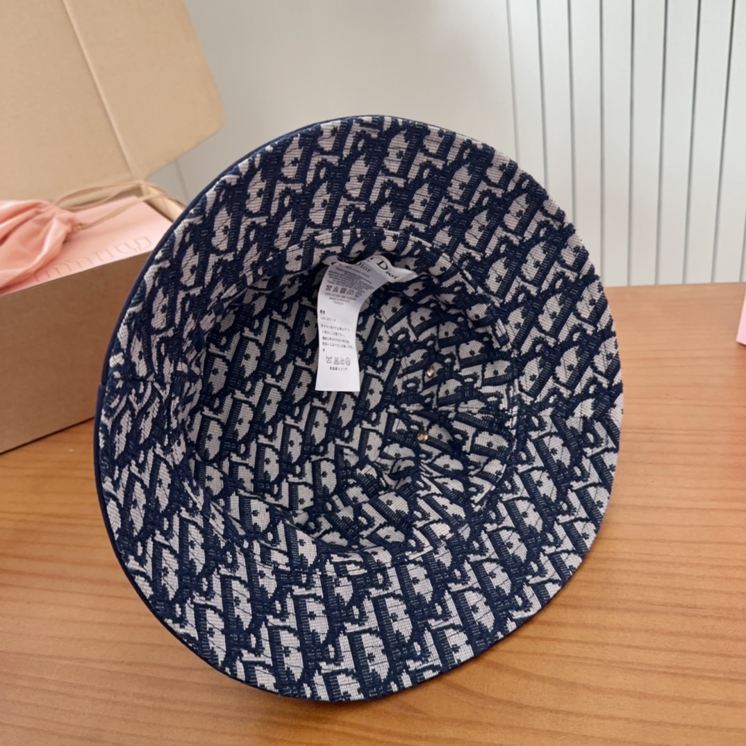 

Dio*经典老花双面渔夫帽 
zg已售罄 一帽难求 
经典的老花图案布满整顶帽子 反面是纯黑色 双面