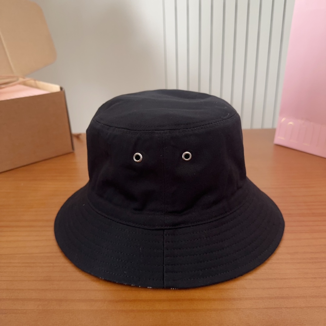 

Dio*经典老花双面渔夫帽 
zg已售罄 一帽难求 
经典的老花图案布满整顶帽子 反面是纯黑色 双面