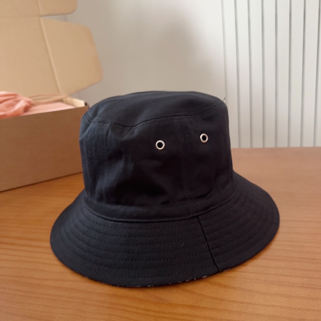 

Dio*经典老花双面渔夫帽 
zg已售罄 一帽难求 
经典的老花图案布满整顶帽子 反面是纯黑色 双面