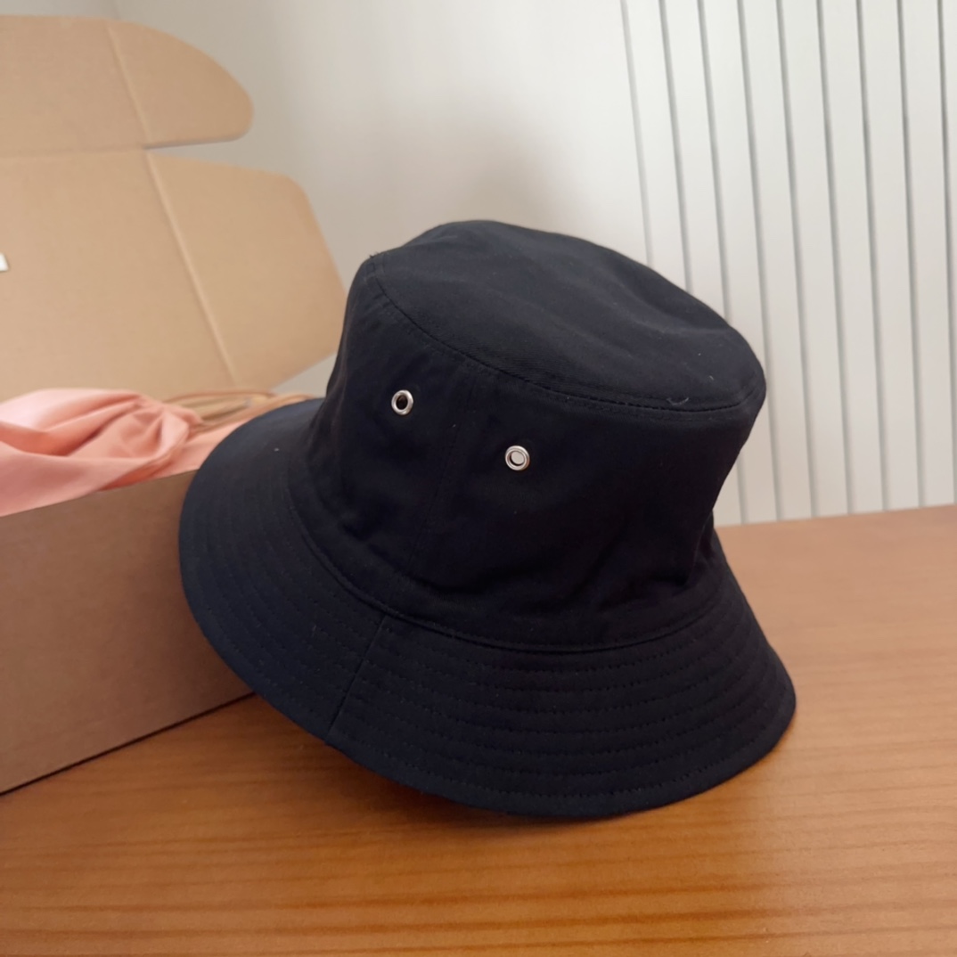 

Dio*经典老花双面渔夫帽 
zg已售罄 一帽难求 
经典的老花图案布满整顶帽子 反面是纯黑色 双面