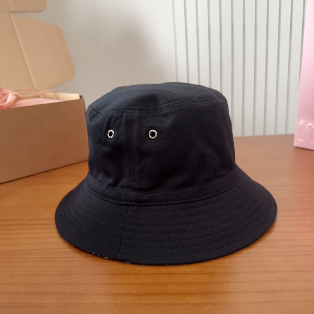 

Dio*经典老花双面渔夫帽 
zg已售罄 一帽难求 
经典的老花图案布满整顶帽子 反面是纯黑色 双面