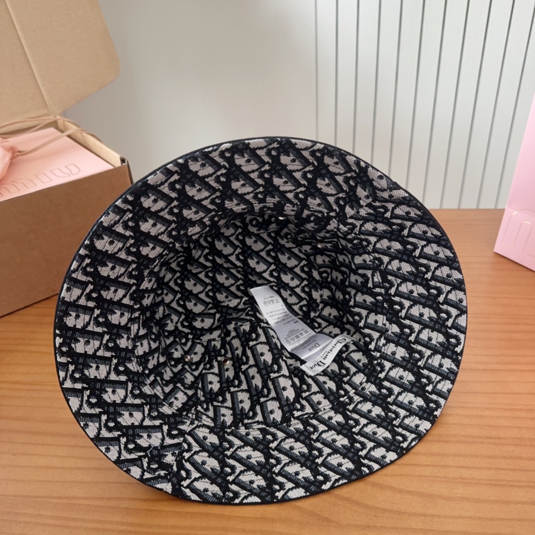 

Dio*经典老花双面渔夫帽 
zg已售罄 一帽难求 
经典的老花图案布满整顶帽子 反面是纯黑色 双面