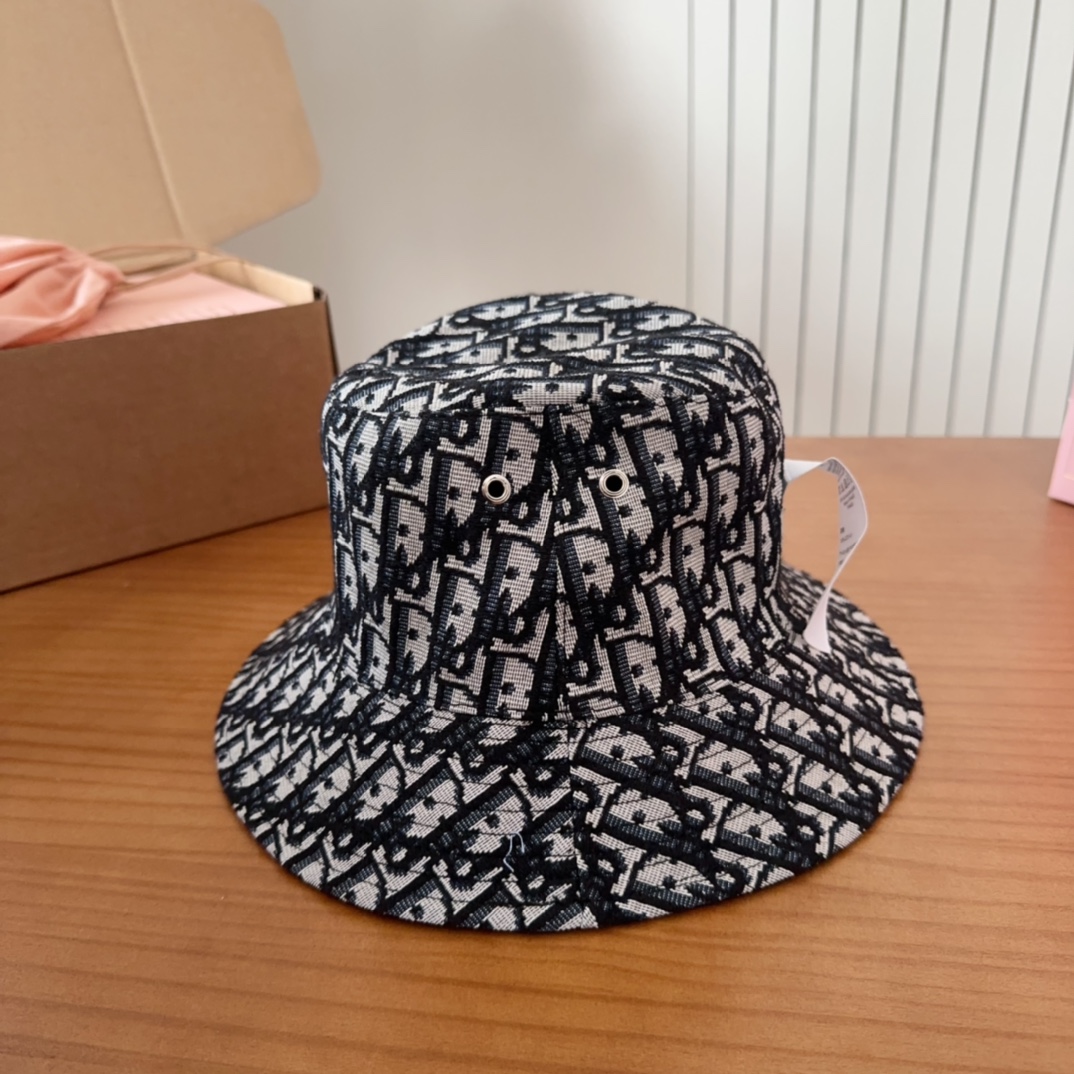 

Dio*经典老花双面渔夫帽 
zg已售罄 一帽难求 
经典的老花图案布满整顶帽子 反面是纯黑色 双面