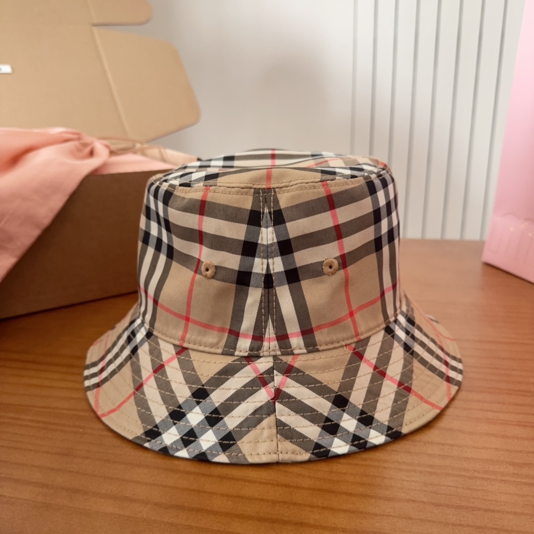 

Burberry（巴宝莉）原单渔夫帽  专柜热卖款纯棉内里，轻盈透气。完美版型，对格精准无误，原厂品