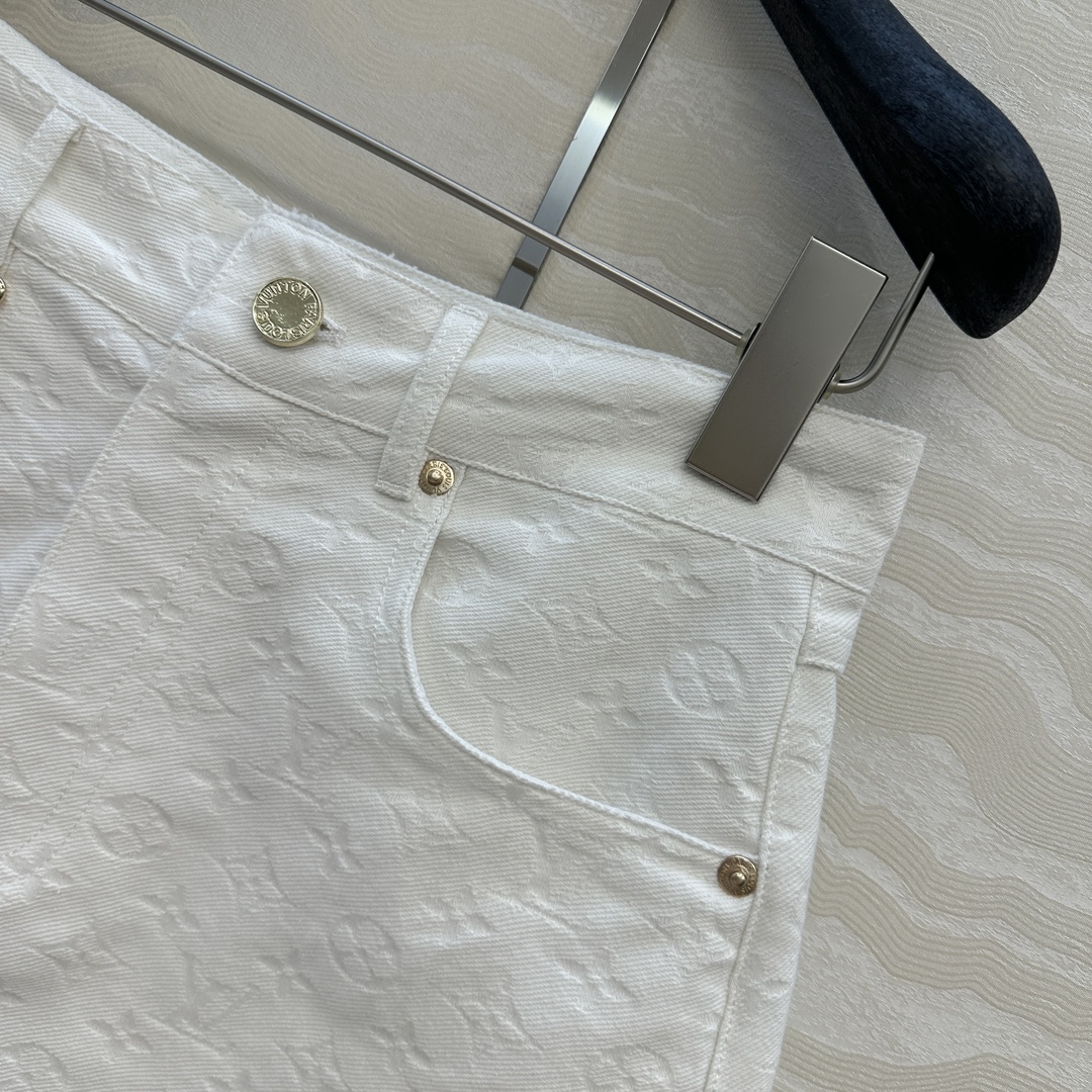 独家首发❤️ 爆单推荐，L25s春夏新品SProty系列，白色MONOGRAM老花logo牛仔短裤！口红