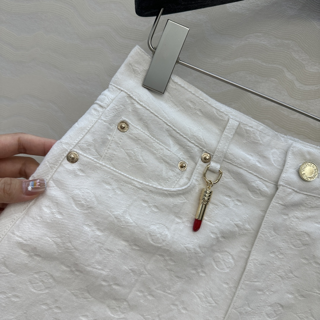 独家首发❤️ 爆单推荐，L25s春夏新品SProty系列，白色MONOGRAM老花logo牛仔短裤！口红