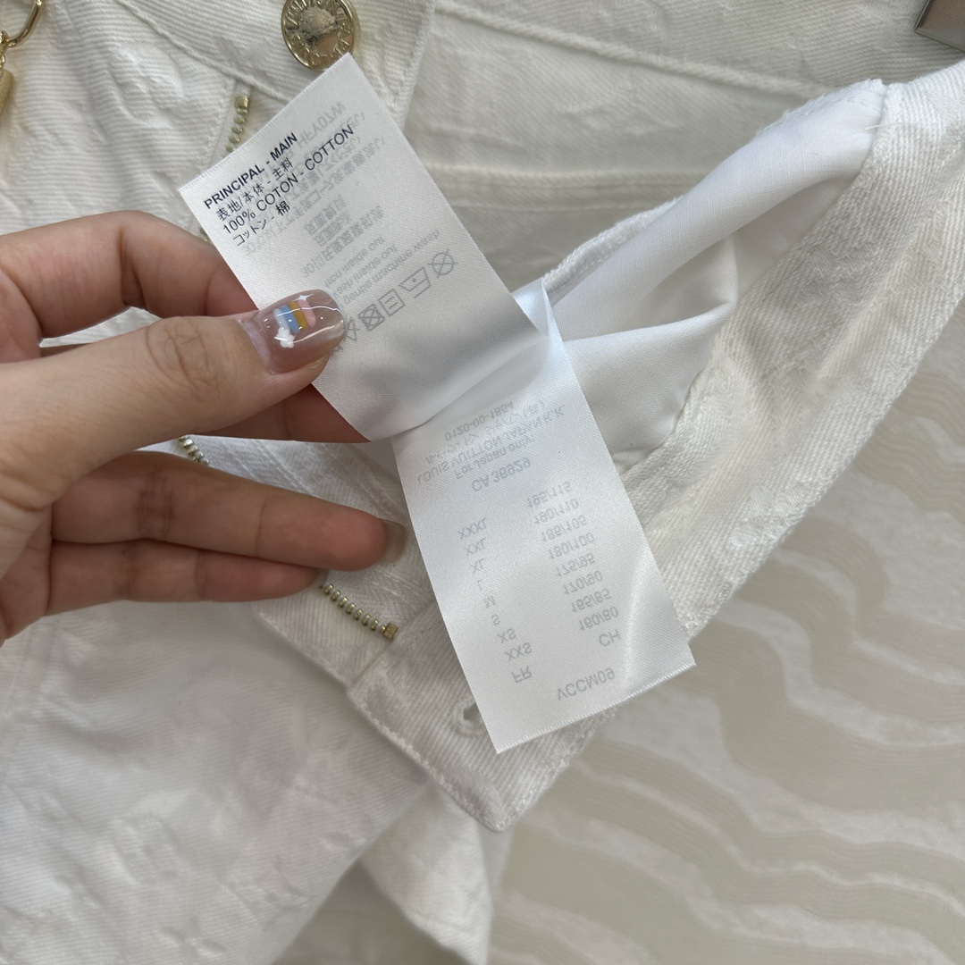 独家首发❤️ 爆单推荐，L25s春夏新品SProty系列，白色MONOGRAM老花logo牛仔短裤！口红