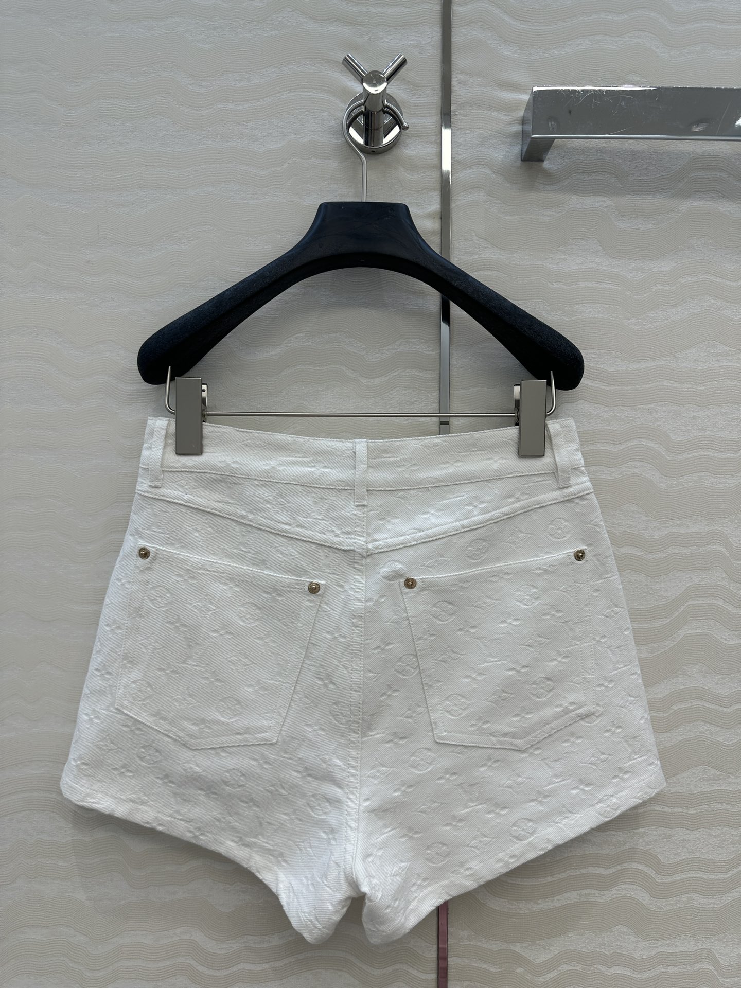 独家首发❤️ 爆单推荐，L25s春夏新品SProty系列，白色MONOGRAM老花logo牛仔短裤！口红