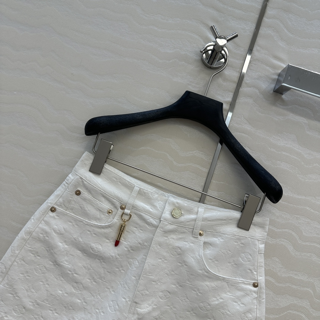 独家首发❤️ 爆单推荐，L25s春夏新品SProty系列，白色MONOGRAM老花logo牛仔短裤！口红