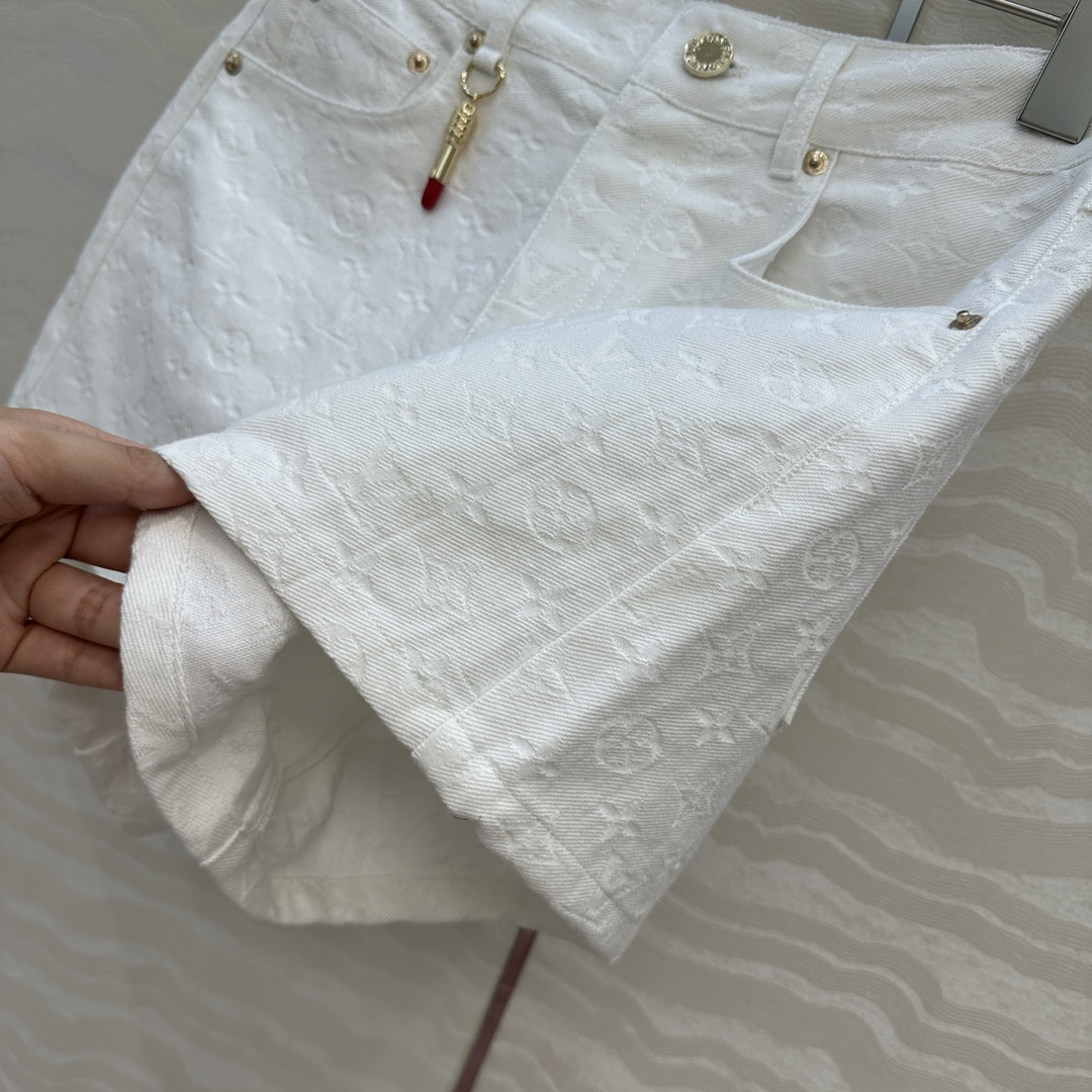 独家首发❤️ 爆单推荐，L25s春夏新品SProty系列，白色MONOGRAM老花logo牛仔短裤！口红