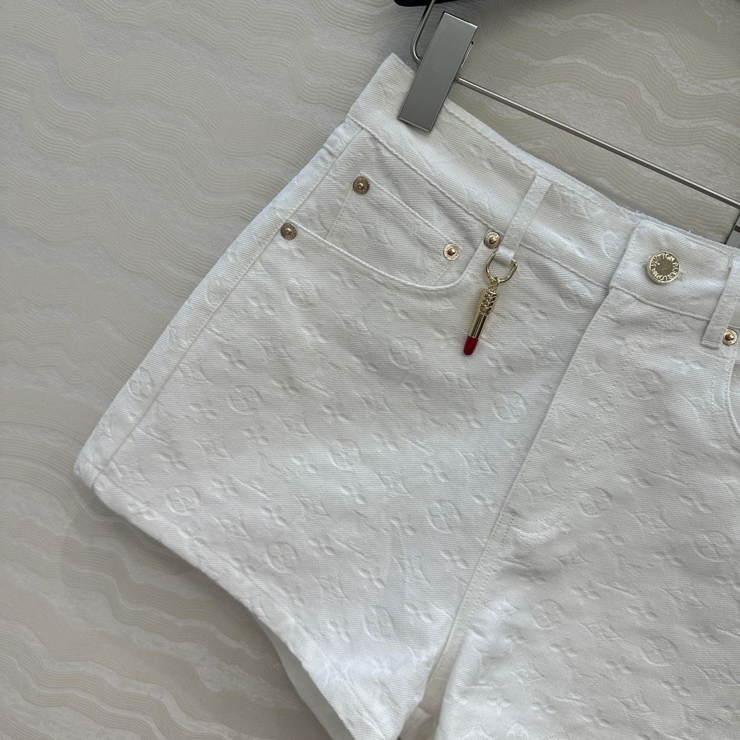 独家首发❤️ 爆单推荐，L25s春夏新品SProty系列，白色MONOGRAM老花logo牛仔短裤！口红