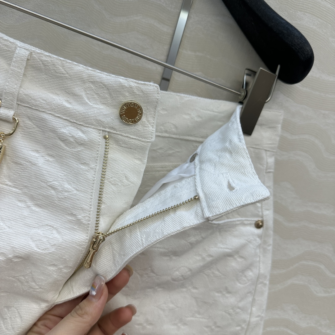 独家首发❤️ 爆单推荐，L25s春夏新品SProty系列，白色MONOGRAM老花logo牛仔短裤！口红