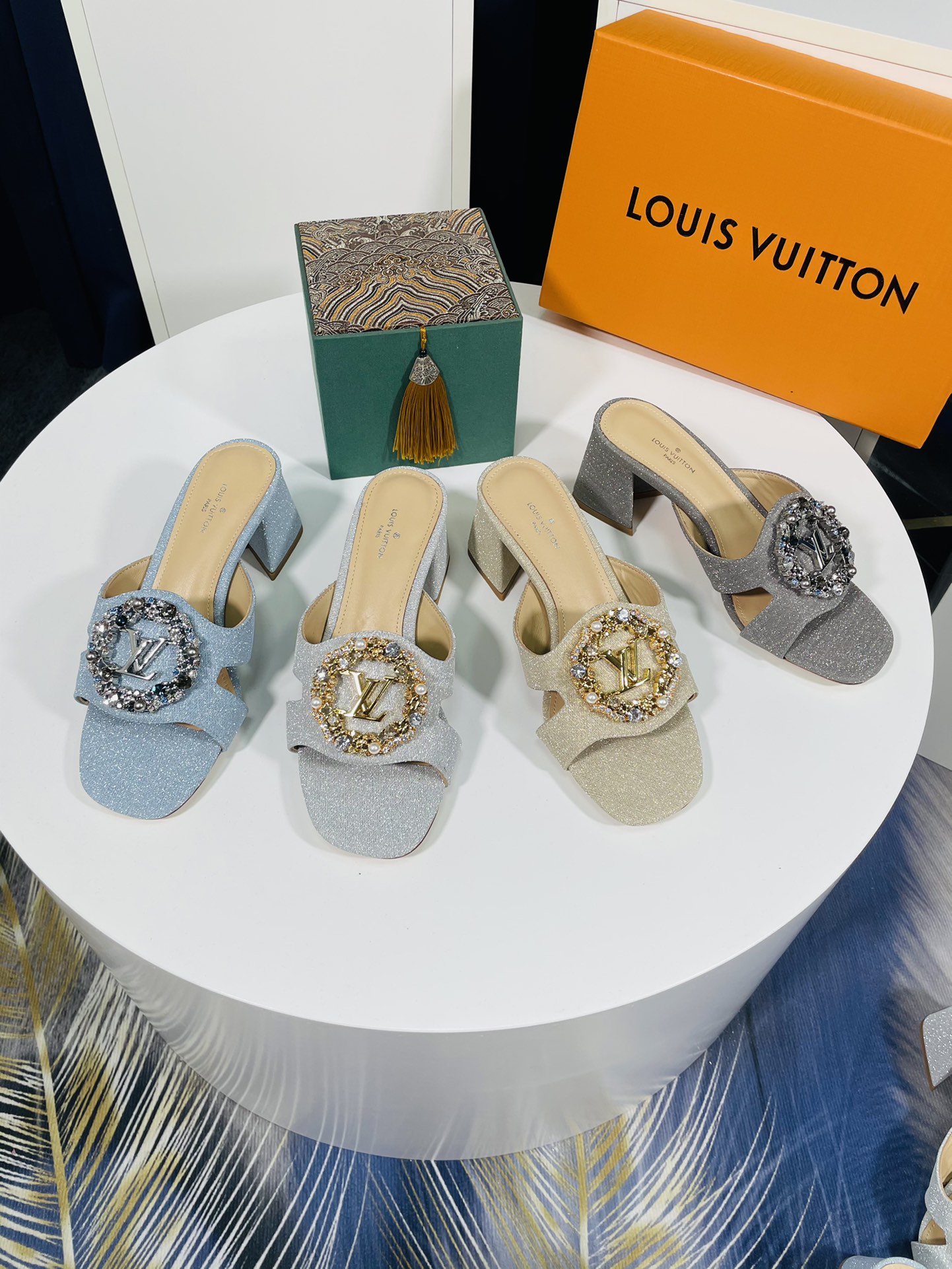 NO:437127,[5.5cm heel height] The latest model in the counter is a must-have for goddesses, must-have for summer. The original mold opening crystal diamond buckle is so flashy, the fabric is imported fine metal fabric. The original mold opening heel, the foot pad is imported sheepskin. The imported logo leather sole, the atmospheric metal three-dimensional LOG buckle design creates the most beautiful item. The color is silver, gold, gun color, diamond blue. The number is 35-41 (40.41 custom-made, no return or exchange), slippers, slippers, sheepskin19860909【5.5cm跟高】 专柜同步最新款.女神必备款,夏季必选.原版开模水晶钻扣,颗颗都是那么闪,面料进口细金属面料 .原版开模跟型,垫脚内里进口羊皮.大底进口logo真皮底,.大气金属立体LOG扣设计 ,打造最美单品.颜色银色,金色,枪色,钻石蓝 码数35-41（40.41订做不退换）,拖鞋,slippers,sheepskin,Women's Shoes