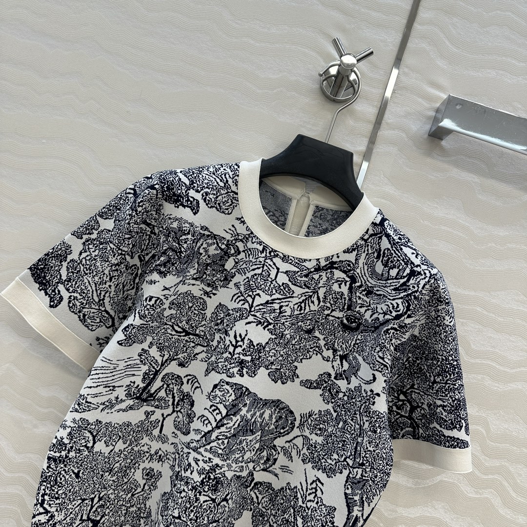 独家首发❤️原单品质，MissD 名媛气质 iviera动物丛林针织🧶短袖上衣！经典版型百搭不挑人，高级