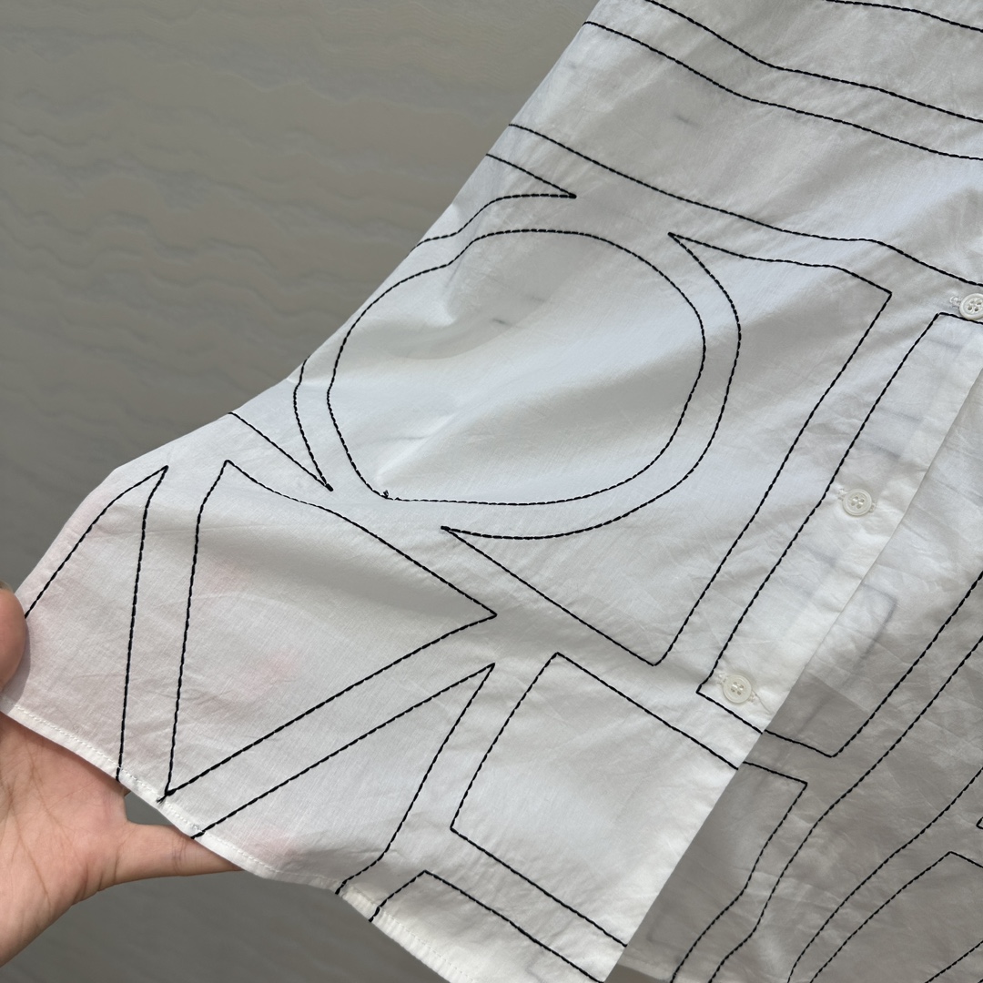 独家首发❤️原单品质，TM长期主义，高智感穿搭，睡衣风🩵线条字母定位刺绣套装。衬衫搭配直筒裤一套上身高级