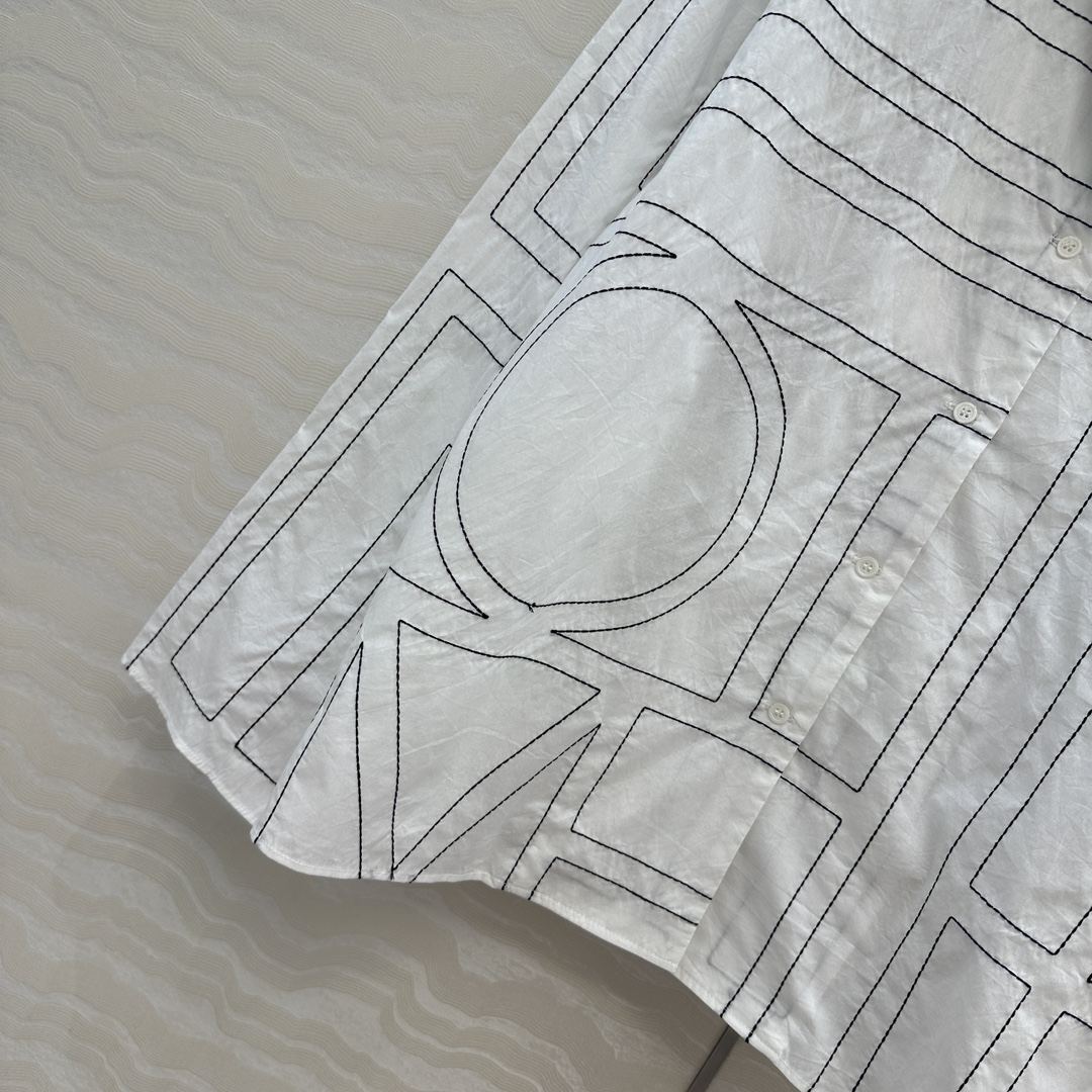 独家首发❤️原单品质，TM长期主义，高智感穿搭，睡衣风🩵线条字母定位刺绣套装。衬衫搭配直筒裤一套上身高级