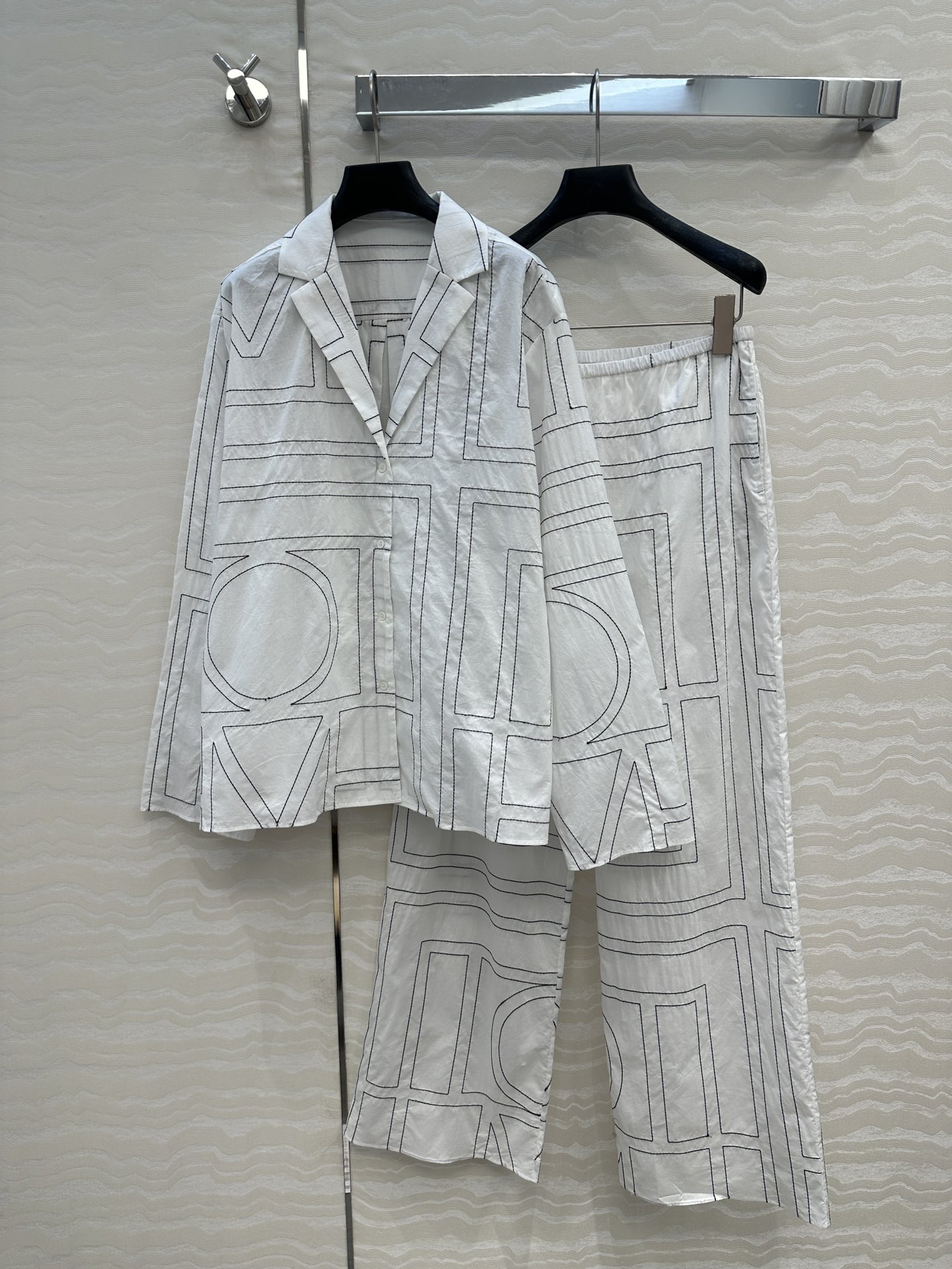 独家首发❤️原单品质，TM长期主义，高智感穿搭，睡衣风🩵线条字母定位刺绣套装。衬衫搭配直筒裤一套上身高级