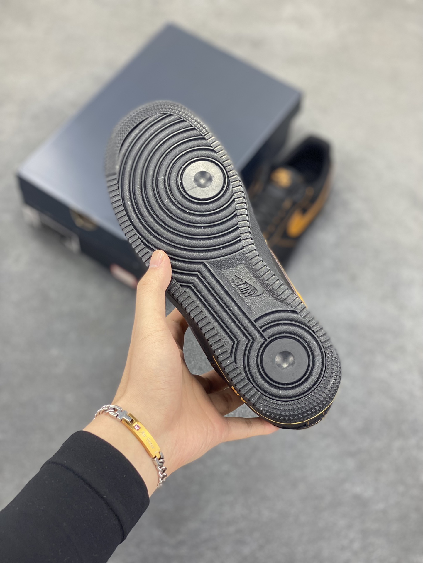 图片[5]-Nike Air Force 1 Low 黑黄 原楦头原纸板 打造纯正空军版型 专注外贸渠道 全掌内置蜂窝气垫 原盒配件 原厂中底钢印、拉帮完美 货号：HQ2037-003 尺码：36 36.5 37.5 38 38.5 39 40 40.5 41 42 42.5 43 44 44.5 45-选品中心