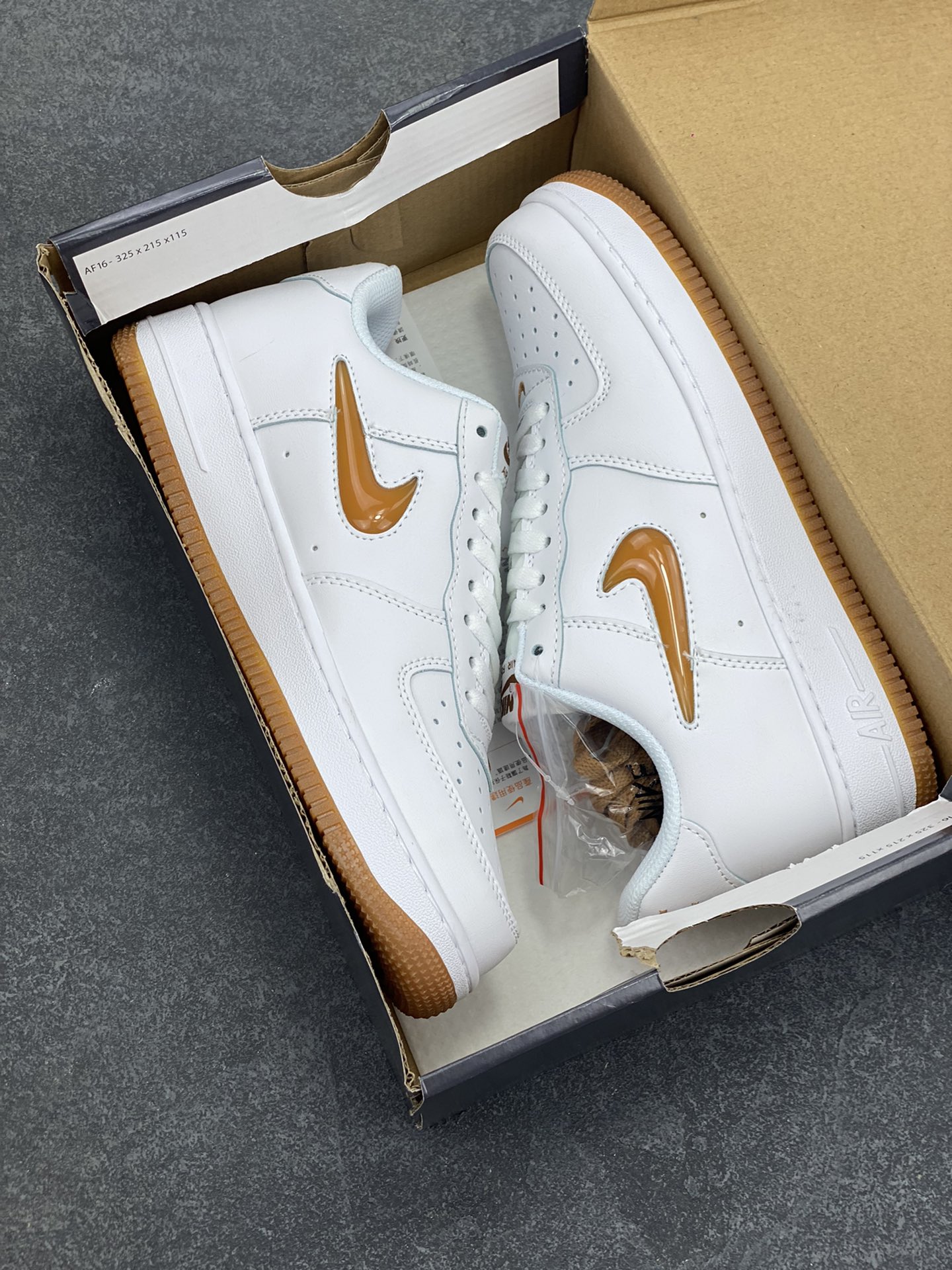 图片[9]-Nike Air Force 1 Low 空军一号低帮百搭休闲运动板鞋。柔软、弹性十足的缓震性能和出色的中底设计，横跨复古与现代的外型结合，造就出风靡全球三十多年的Force 1，直到今天还深受青睐。 货号：FN5924-103 尺码：36 36.5 37.5 38 38.5 39 40 40.5 41 42 42.5 43 44 44.5 45-选品中心