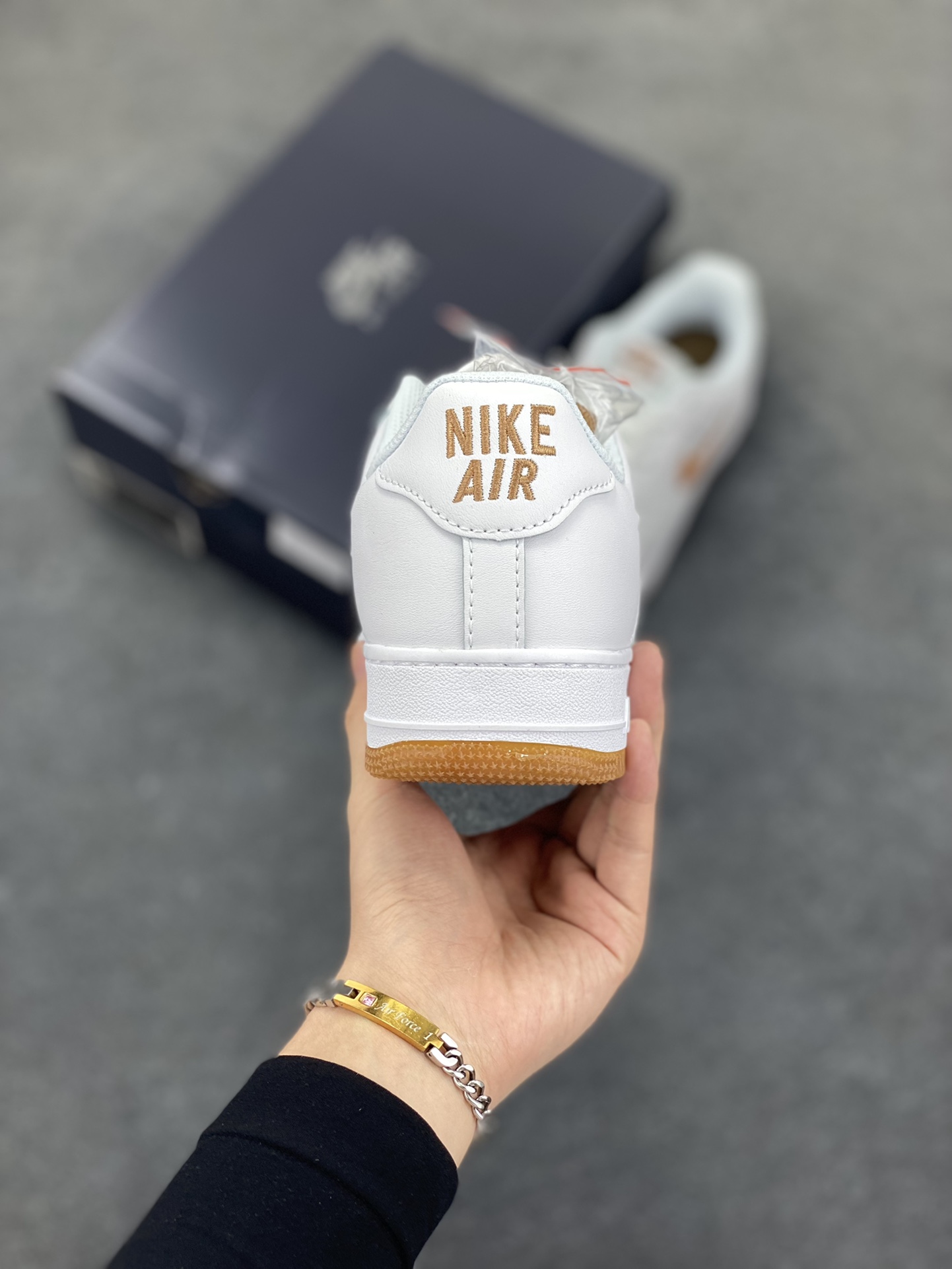 图片[4]-Nike Air Force 1 Low 空军一号低帮百搭休闲运动板鞋。柔软、弹性十足的缓震性能和出色的中底设计，横跨复古与现代的外型结合，造就出风靡全球三十多年的Force 1，直到今天还深受青睐。 货号：FN5924-103 尺码：36 36.5 37.5 38 38.5 39 40 40.5 41 42 42.5 43 44 44.5 45-选品中心