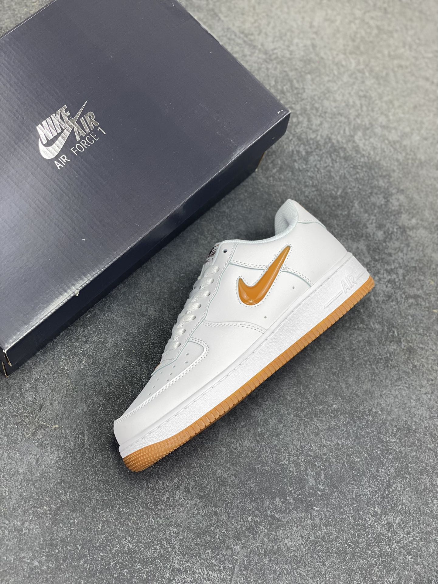 图片[7]-Nike Air Force 1 Low 空军一号低帮百搭休闲运动板鞋。柔软、弹性十足的缓震性能和出色的中底设计，横跨复古与现代的外型结合，造就出风靡全球三十多年的Force 1，直到今天还深受青睐。 货号：FN5924-103 尺码：36 36.5 37.5 38 38.5 39 40 40.5 41 42 42.5 43 44 44.5 45-选品中心
