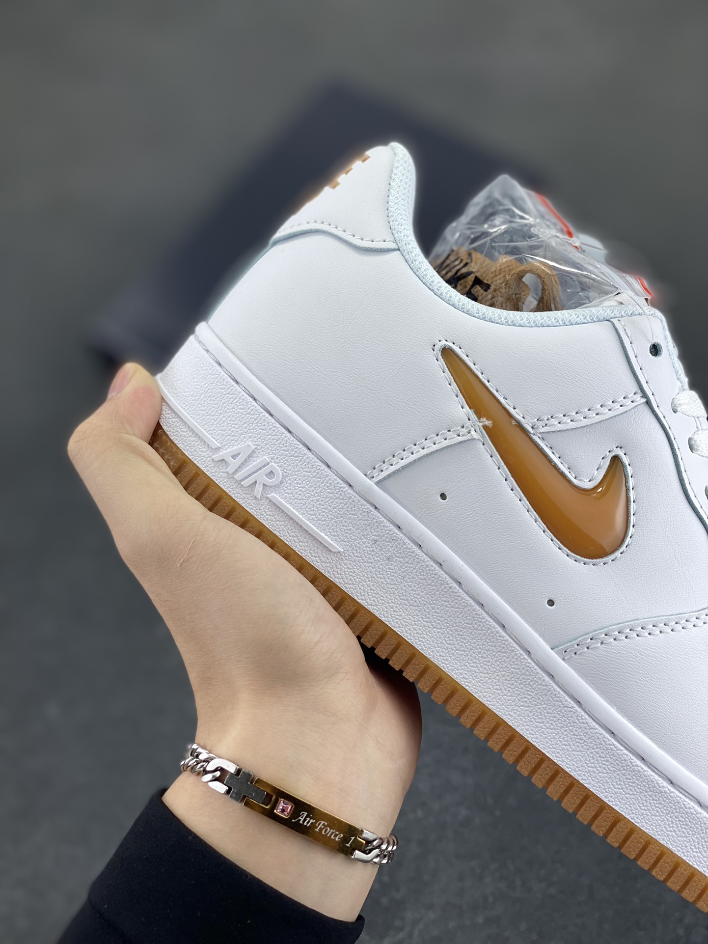 图片[6]-Nike Air Force 1 Low 空军一号低帮百搭休闲运动板鞋。柔软、弹性十足的缓震性能和出色的中底设计，横跨复古与现代的外型结合，造就出风靡全球三十多年的Force 1，直到今天还深受青睐。 货号：FN5924-103 尺码：36 36.5 37.5 38 38.5 39 40 40.5 41 42 42.5 43 44 44.5 45-选品中心