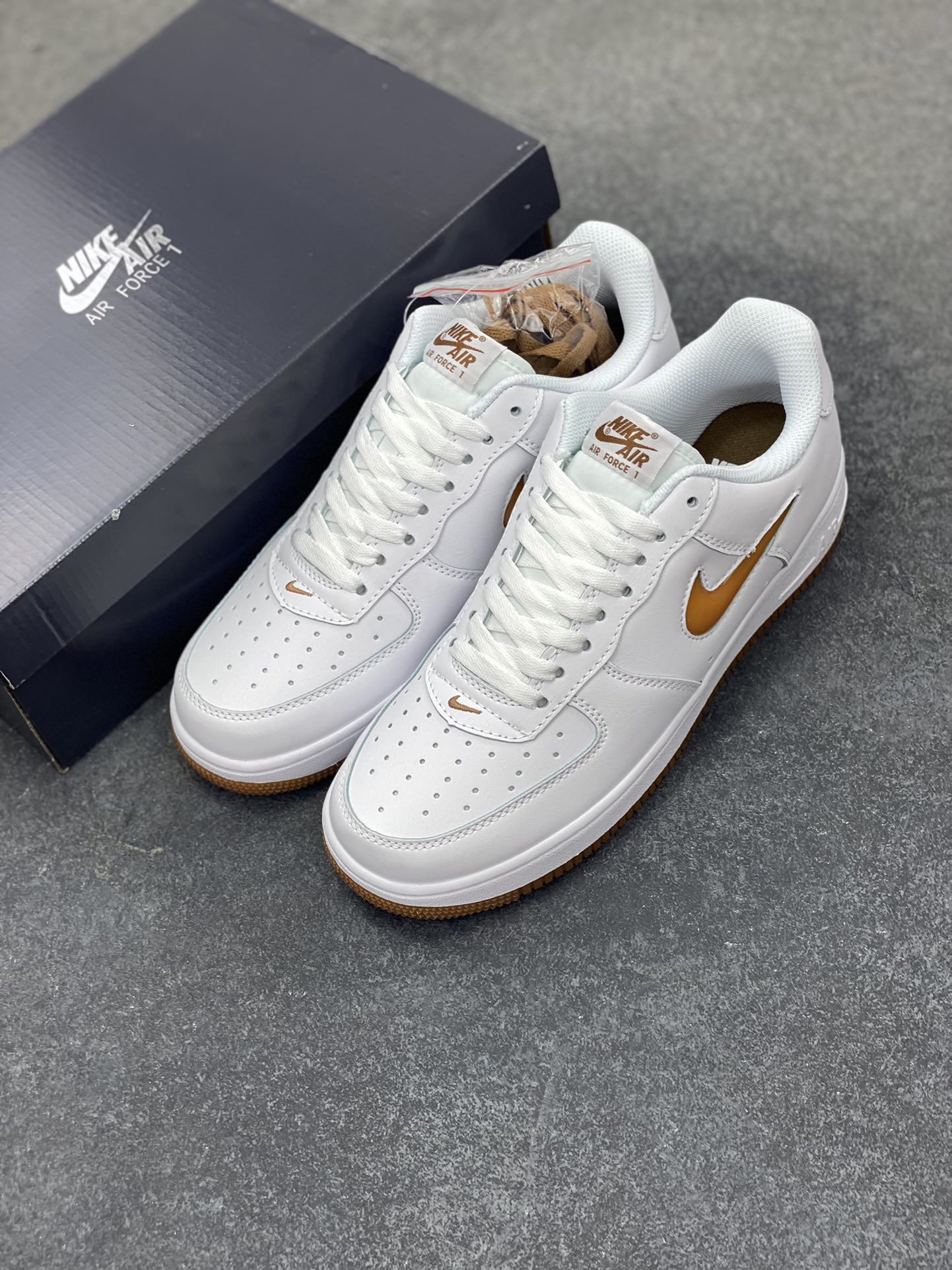 图片[8]-Nike Air Force 1 Low 空军一号低帮百搭休闲运动板鞋。柔软、弹性十足的缓震性能和出色的中底设计，横跨复古与现代的外型结合，造就出风靡全球三十多年的Force 1，直到今天还深受青睐。 货号：FN5924-103 尺码：36 36.5 37.5 38 38.5 39 40 40.5 41 42 42.5 43 44 44.5 45-选品中心