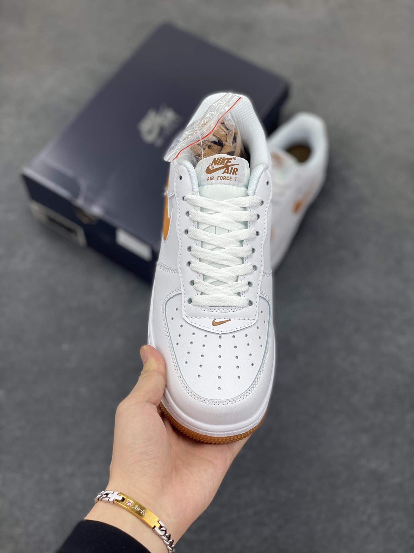 图片[2]-Nike Air Force 1 Low 空军一号低帮百搭休闲运动板鞋。柔软、弹性十足的缓震性能和出色的中底设计，横跨复古与现代的外型结合，造就出风靡全球三十多年的Force 1，直到今天还深受青睐。 货号：FN5924-103 尺码：36 36.5 37.5 38 38.5 39 40 40.5 41 42 42.5 43 44 44.5 45-选品中心
