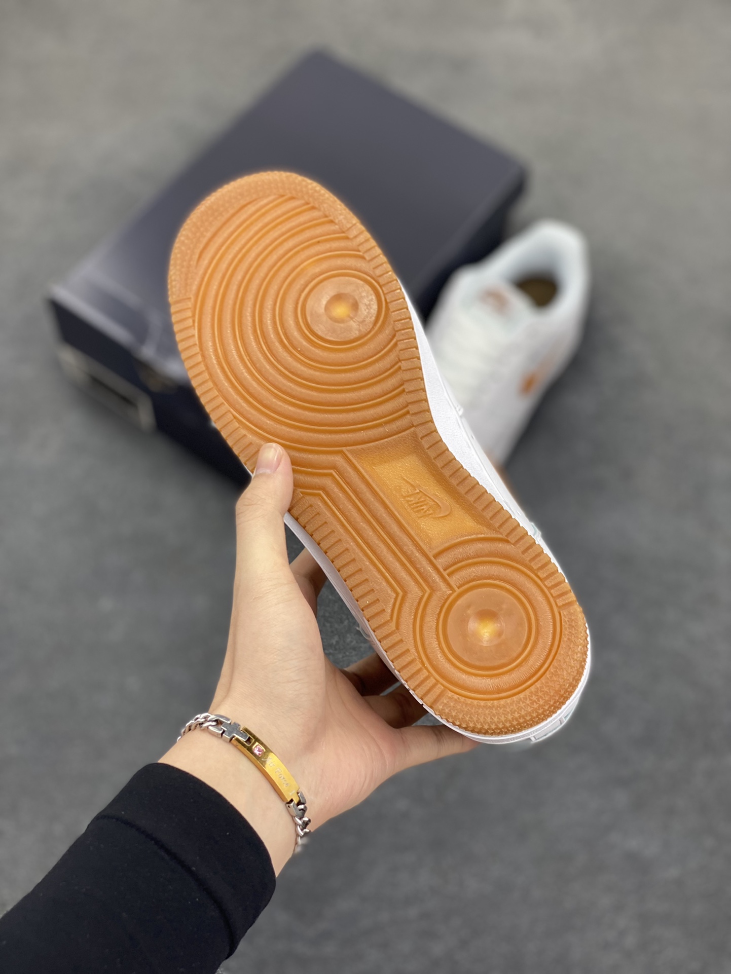 图片[5]-Nike Air Force 1 Low 空军一号低帮百搭休闲运动板鞋。柔软、弹性十足的缓震性能和出色的中底设计，横跨复古与现代的外型结合，造就出风靡全球三十多年的Force 1，直到今天还深受青睐。 货号：FN5924-103 尺码：36 36.5 37.5 38 38.5 39 40 40.5 41 42 42.5 43 44 44.5 45-选品中心
