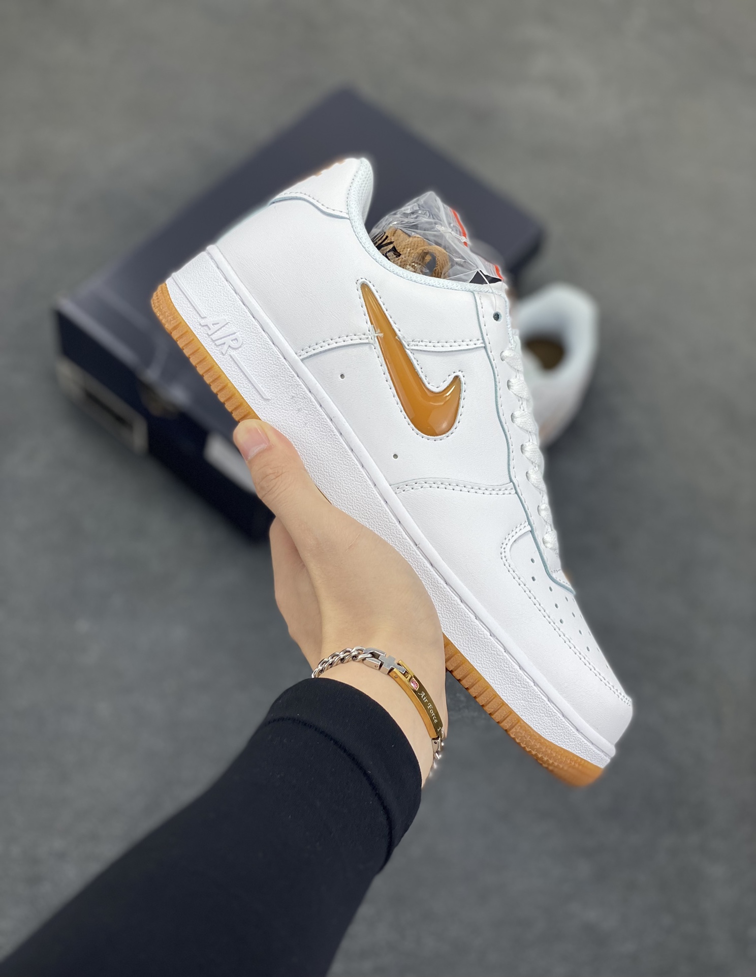 Nike Air Force 1 Low 空军一号低帮百搭休闲运动板鞋。柔软、弹性十足的缓震性能和出色的中底设计,横跨复古与现代的外型结合,造就出风靡全球三十多年的Force 1,直到今天还深受青睐。 货号:FN5924-103 尺码:36 36.5 37.5 38 38.5 39 40 40.5 41 42 42.5 43 44 44.5 45-选品中心