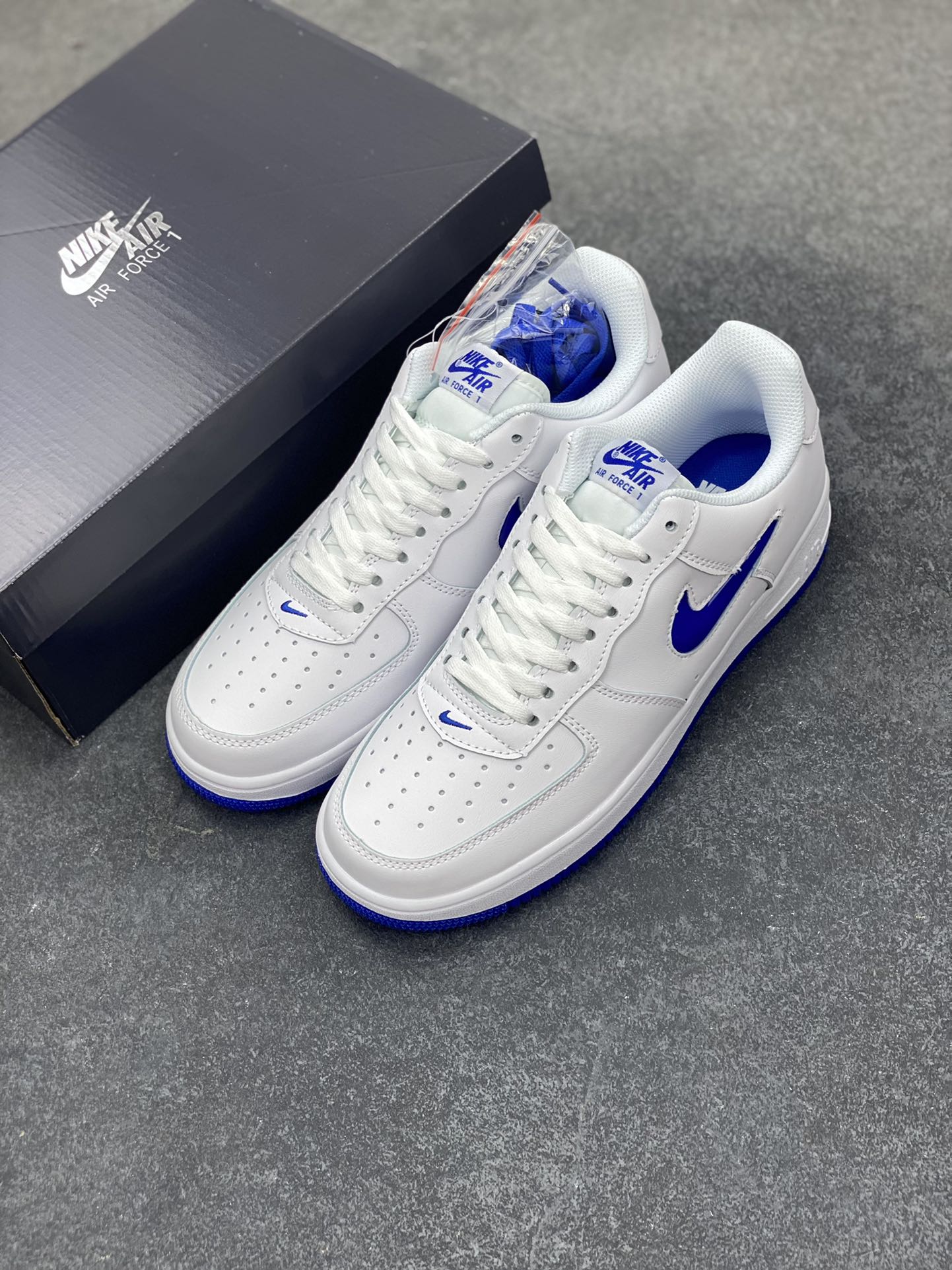 图片[8]-Nike Air Force 1 Low 空军一号低帮百搭休闲运动板鞋。柔软、弹性十足的缓震性能和出色的中底设计，横跨复古与现代的外型结合，造就出风靡全球三十多年的Force 1，直到今天还深受青睐。 货号：FN5924-102 尺码：36 36.5 37.5 38 38.5 39 40 40.5 41 42 42.5 43 44 44.5 45-选品中心
