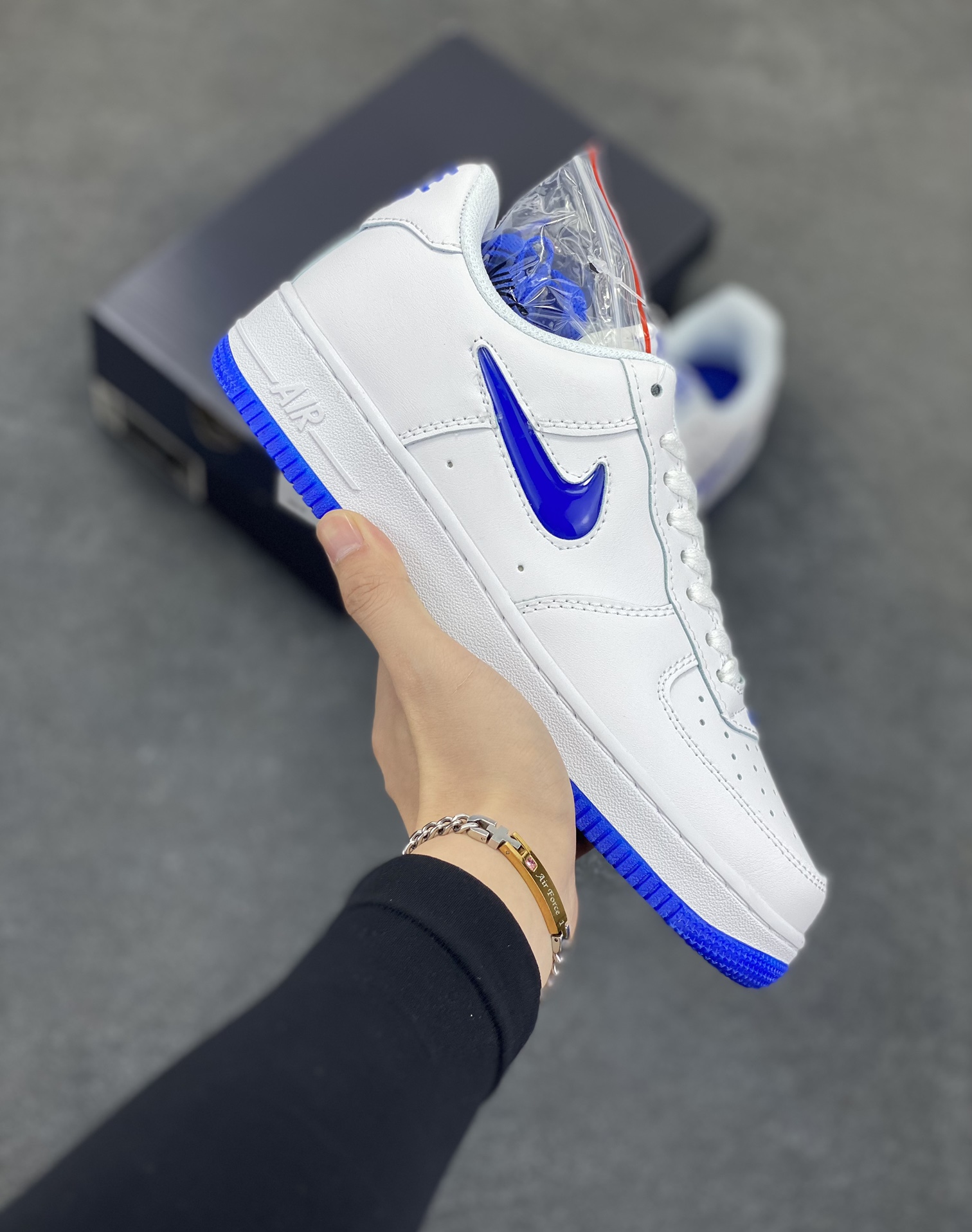 Nike Air Force 1 Low 空军一号低帮百搭休闲运动板鞋。柔软、弹性十足的缓震性能和出色的中底设计，横跨复古与现代的外型结合，造就出风靡全球三十多年的Force 1，直到今天还深受青睐。 货号：FN5924-102 尺码：36 36.5 37.5 38 38.5 39 40 40.5 41 42 42.5 43 44 44.5 45-选品中心