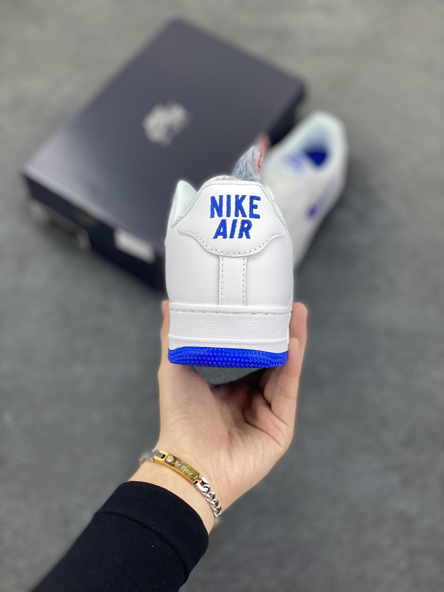 图片[4]-Nike Air Force 1 Low 空军一号低帮百搭休闲运动板鞋。柔软、弹性十足的缓震性能和出色的中底设计，横跨复古与现代的外型结合，造就出风靡全球三十多年的Force 1，直到今天还深受青睐。 货号：FN5924-102 尺码：36 36.5 37.5 38 38.5 39 40 40.5 41 42 42.5 43 44 44.5 45-选品中心