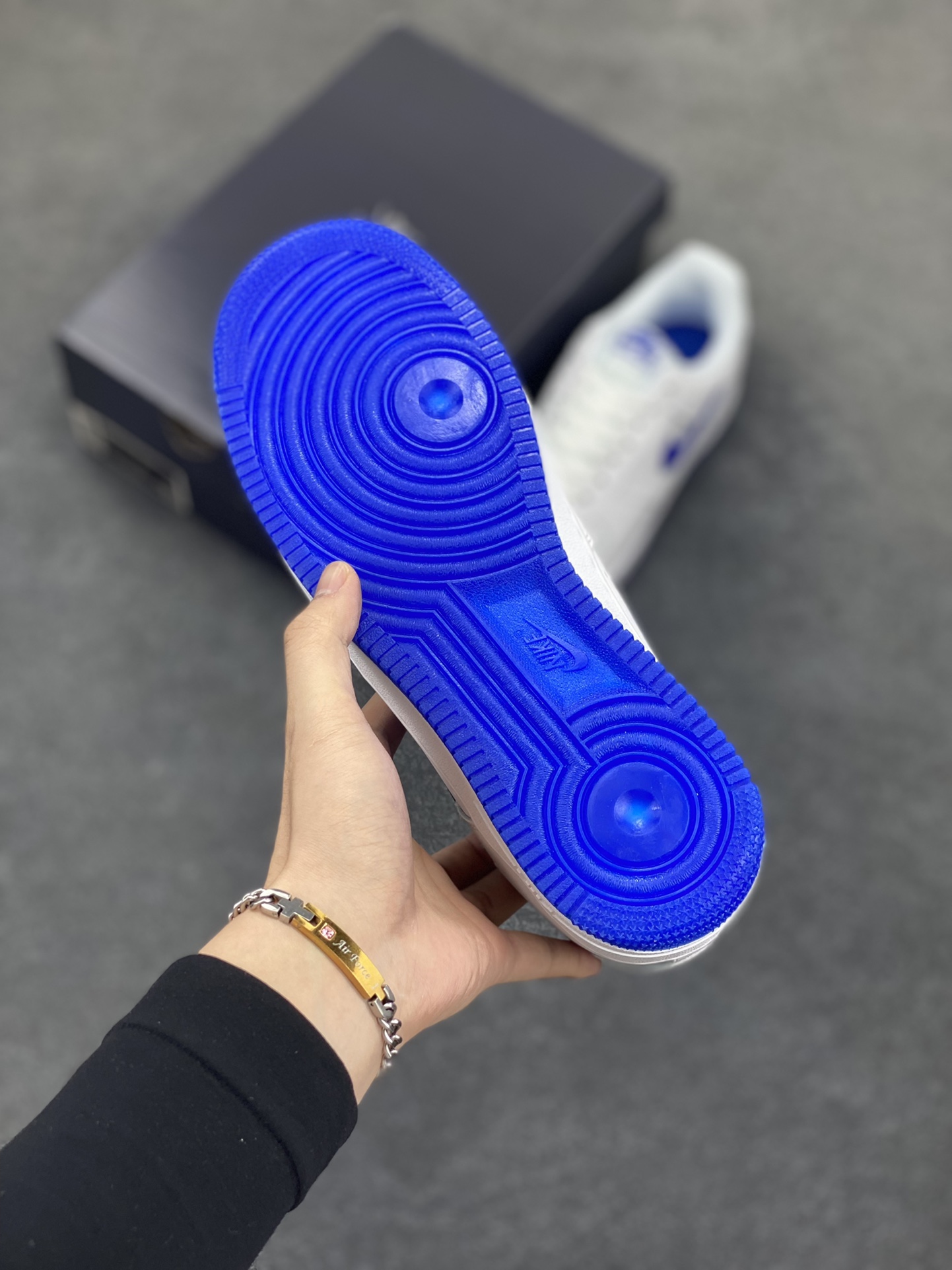 图片[5]-Nike Air Force 1 Low 空军一号低帮百搭休闲运动板鞋。柔软、弹性十足的缓震性能和出色的中底设计，横跨复古与现代的外型结合，造就出风靡全球三十多年的Force 1，直到今天还深受青睐。 货号：FN5924-102 尺码：36 36.5 37.5 38 38.5 39 40 40.5 41 42 42.5 43 44 44.5 45-选品中心