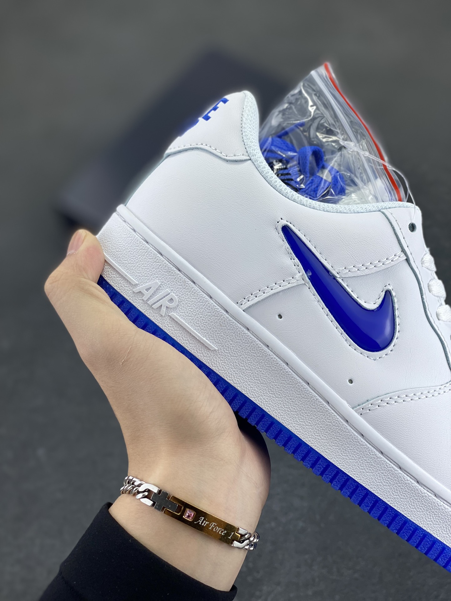 图片[6]-Nike Air Force 1 Low 空军一号低帮百搭休闲运动板鞋。柔软、弹性十足的缓震性能和出色的中底设计，横跨复古与现代的外型结合，造就出风靡全球三十多年的Force 1，直到今天还深受青睐。 货号：FN5924-102 尺码：36 36.5 37.5 38 38.5 39 40 40.5 41 42 42.5 43 44 44.5 45-选品中心