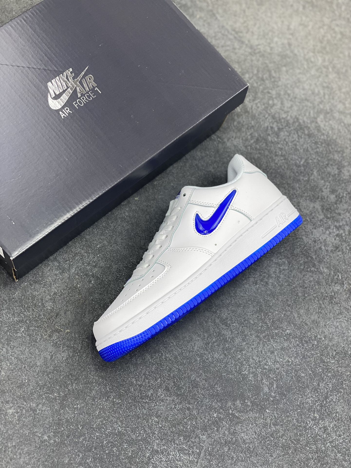 图片[7]-Nike Air Force 1 Low 空军一号低帮百搭休闲运动板鞋。柔软、弹性十足的缓震性能和出色的中底设计，横跨复古与现代的外型结合，造就出风靡全球三十多年的Force 1，直到今天还深受青睐。 货号：FN5924-102 尺码：36 36.5 37.5 38 38.5 39 40 40.5 41 42 42.5 43 44 44.5 45-选品中心