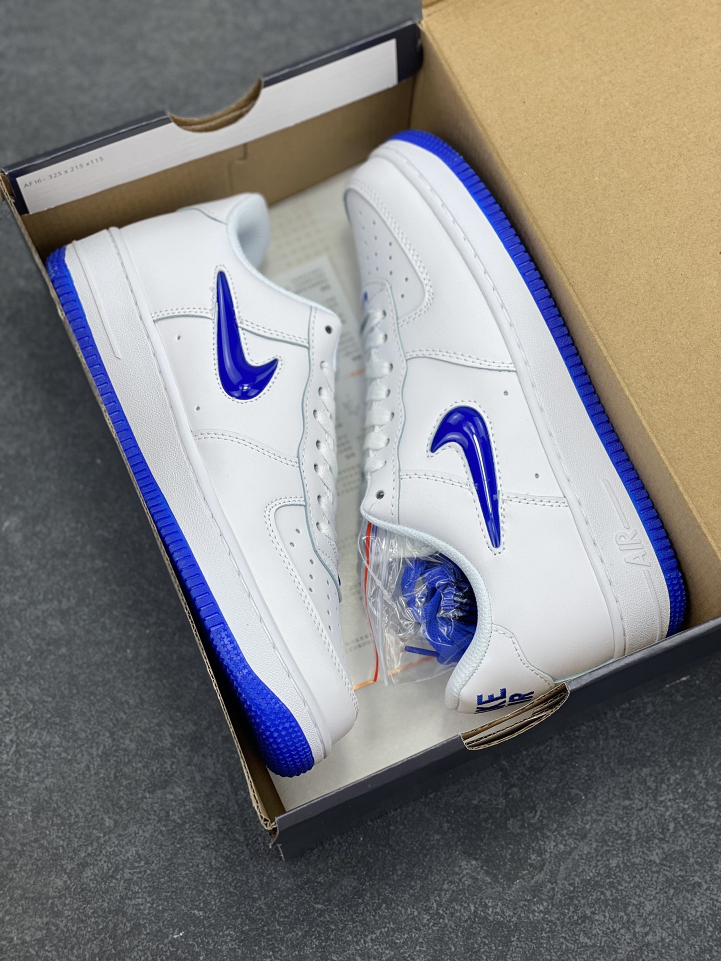 图片[9]-Nike Air Force 1 Low 空军一号低帮百搭休闲运动板鞋。柔软、弹性十足的缓震性能和出色的中底设计，横跨复古与现代的外型结合，造就出风靡全球三十多年的Force 1，直到今天还深受青睐。 货号：FN5924-102 尺码：36 36.5 37.5 38 38.5 39 40 40.5 41 42 42.5 43 44 44.5 45-选品中心